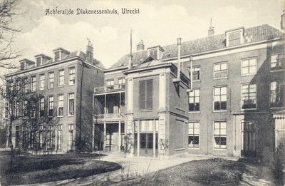 1872 Gezicht op de achtergevel van het Diakonessenhuis (Achter Twijnstraat 30-33) te Utrecht.N.B. Het adres is in 1917 ...